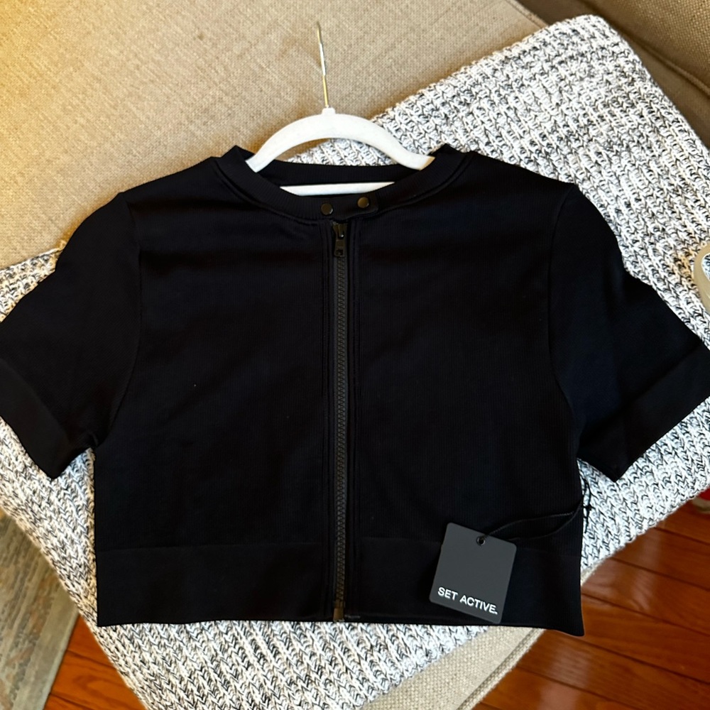 NWT Set Active Zip Front Top